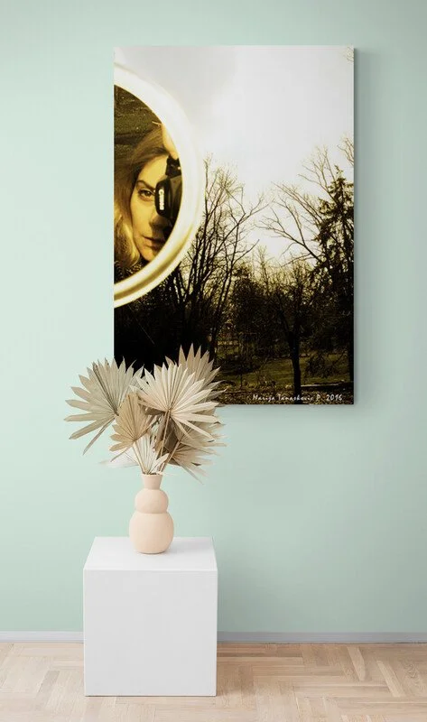 Dried_tropical_palm_leaves_on_plinth.jpg
