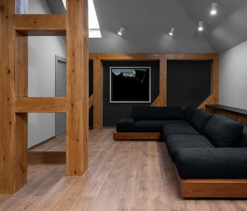 Living_room_with_exposed_timber_beams.jpg