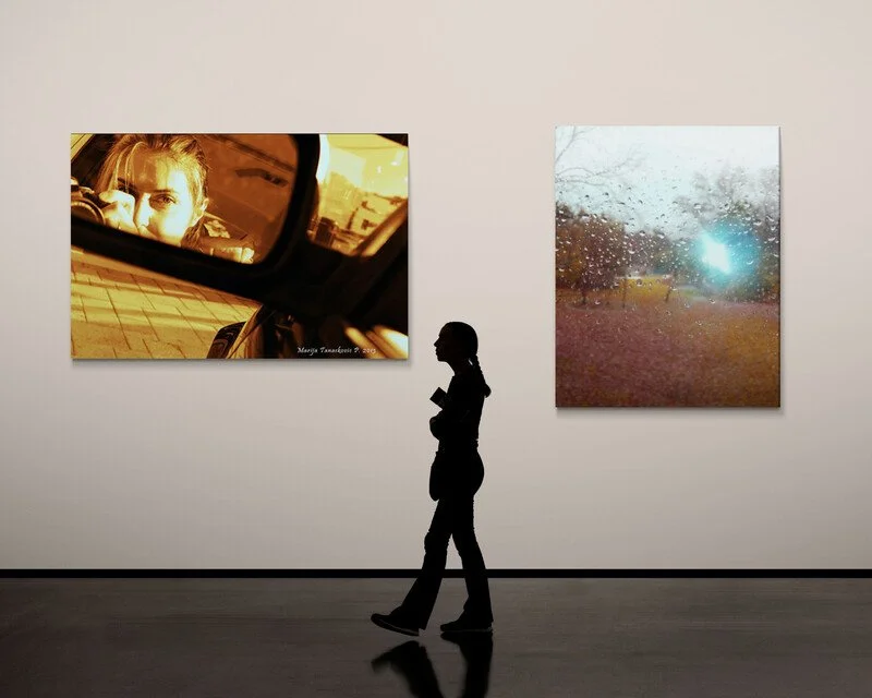 Woman_in_large_open_art_gallery.jpg
