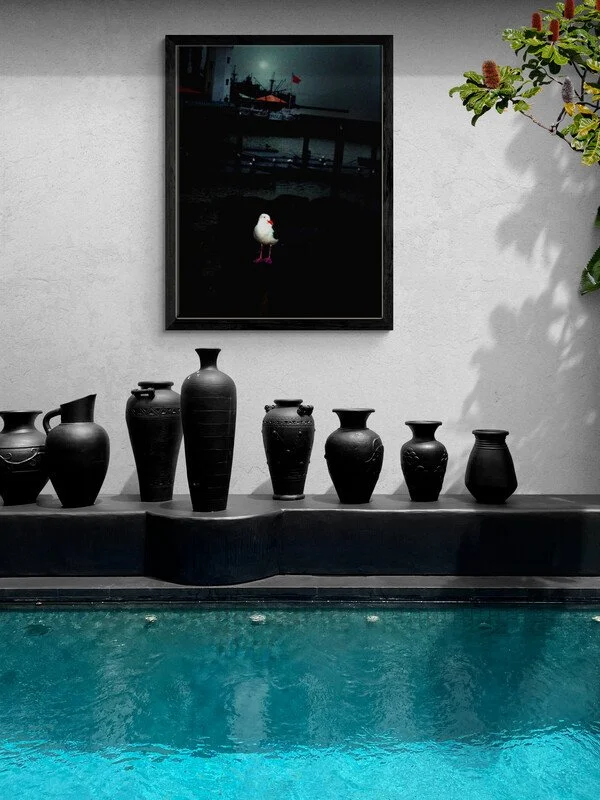 Luxury_pool_with_black_urns.jpg