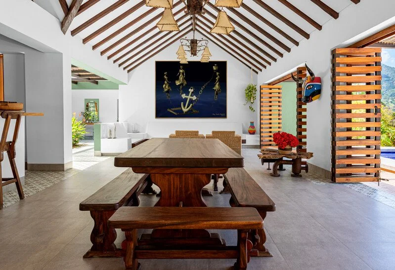 Beautiful_Spanish_colonial_interior.jpg