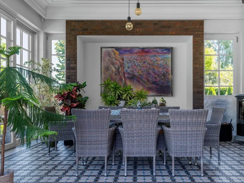 Fancy_dining_room_with_feature_wall.jpg