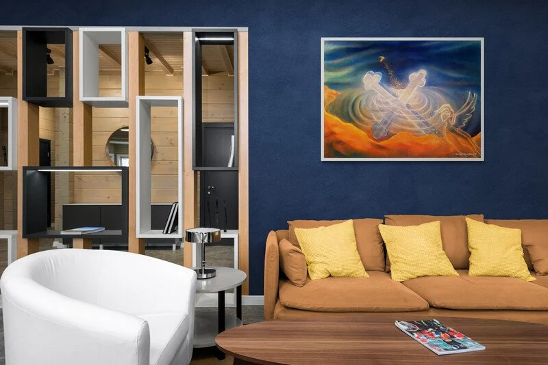 Living_room_with_geometric_wood_shelving.jpg