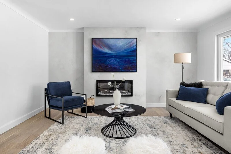 Comfy_modern_living_room_with_fireplace.jpg