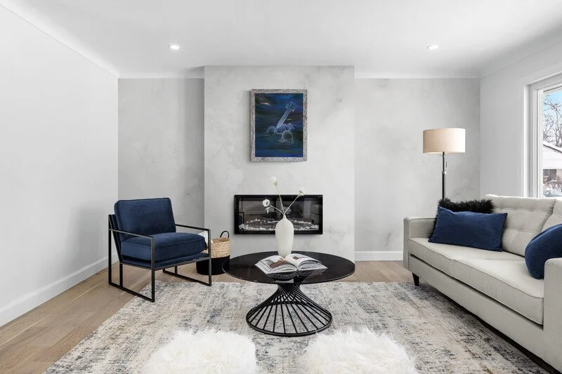 Comfy_modern_living_room_with_fireplace.jpg