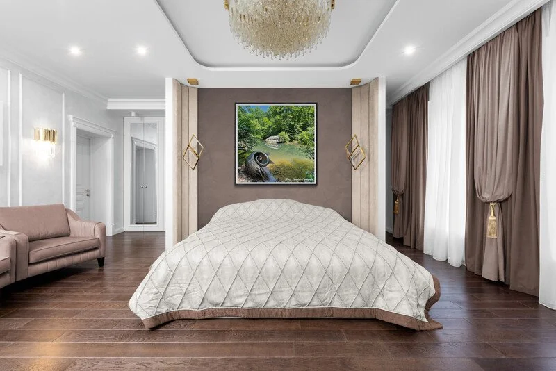 Luxurious_bedroom_with_chandelier.jpg