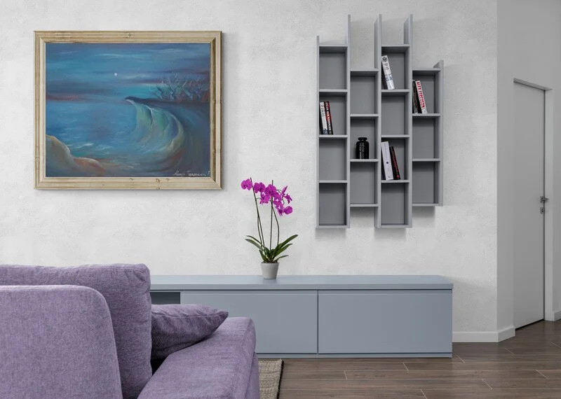 Living_room_with_vertical_wall_shelf(1).jpg