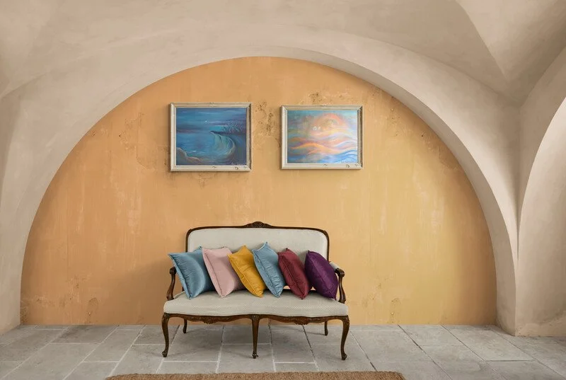 Rustic_interior_with_arched_ceiling.jpg