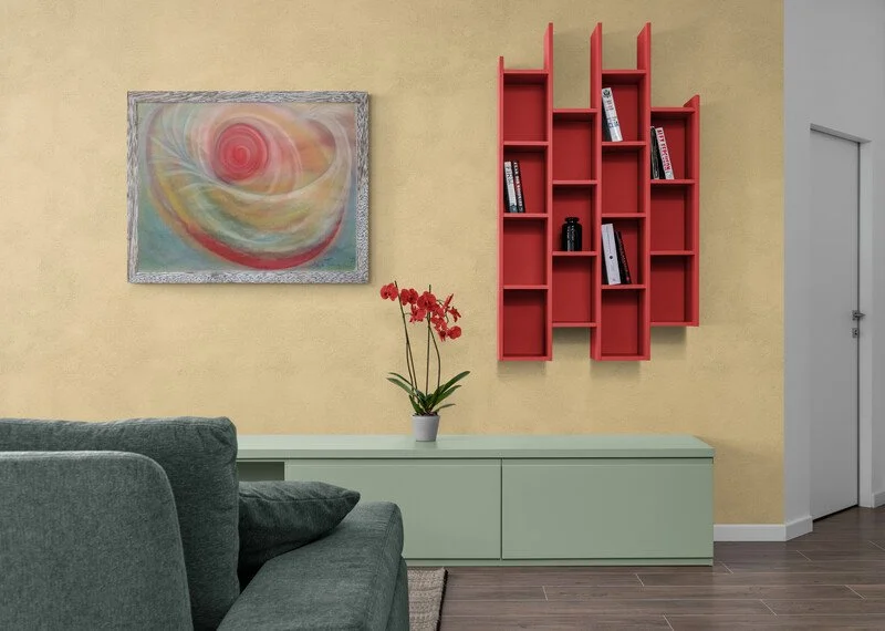 Living_room_with_vertical_wall_shelf.jpg
