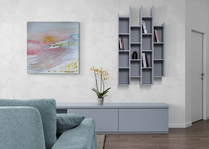 Living_room_with_vertical_wall_shelf.jpg