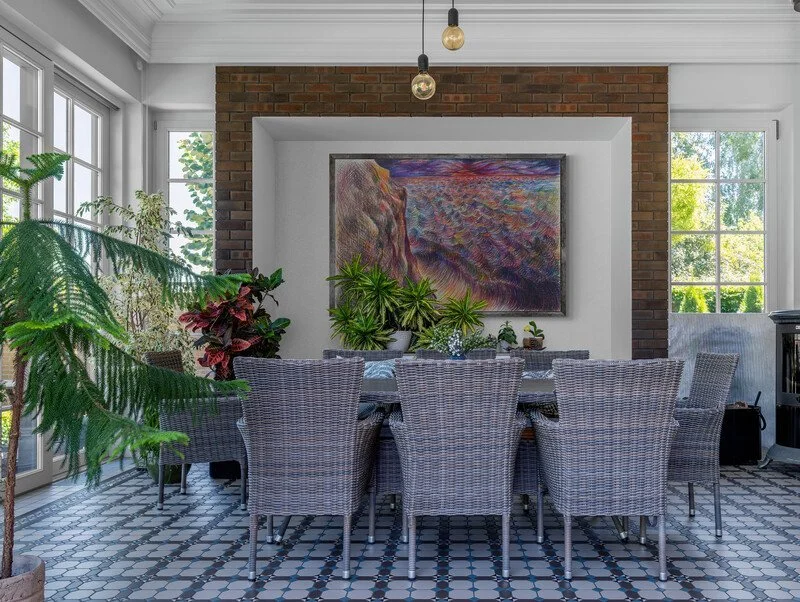 Fancy_dining_room_with_feature_wall.jpg