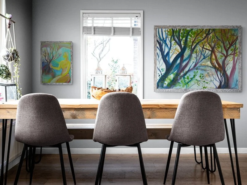 Dining_room_with_window_view_of_garden.jpg