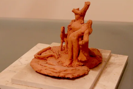 Why Small Tabletop Sculptures are the Best Way to Decorate a Modern Office