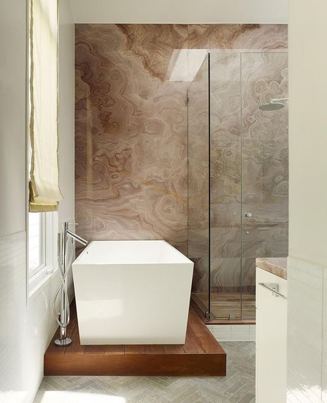 Ah, spa dreams. This refined, minimalist bath was designed by @chloeredmondwarner. Photo: Matthew Millman. #DHDesignImage #BeDering⁣