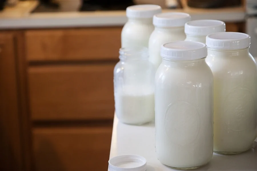 Hilltop_Acres_Farm_milk_156.jpg