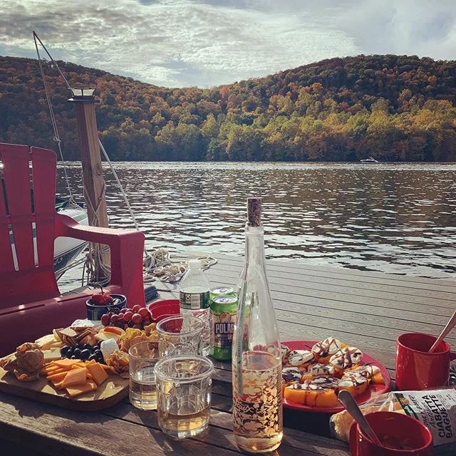 Surprise 30th birthday trip for @amygold24 #fallcheeseboards #leafpeeping #lakelife #fairyhouse #fleamarkets #paddleboarding #pumpkins #felixthecat 🎃🍁 😻@kristinemcg @paulinethegoat