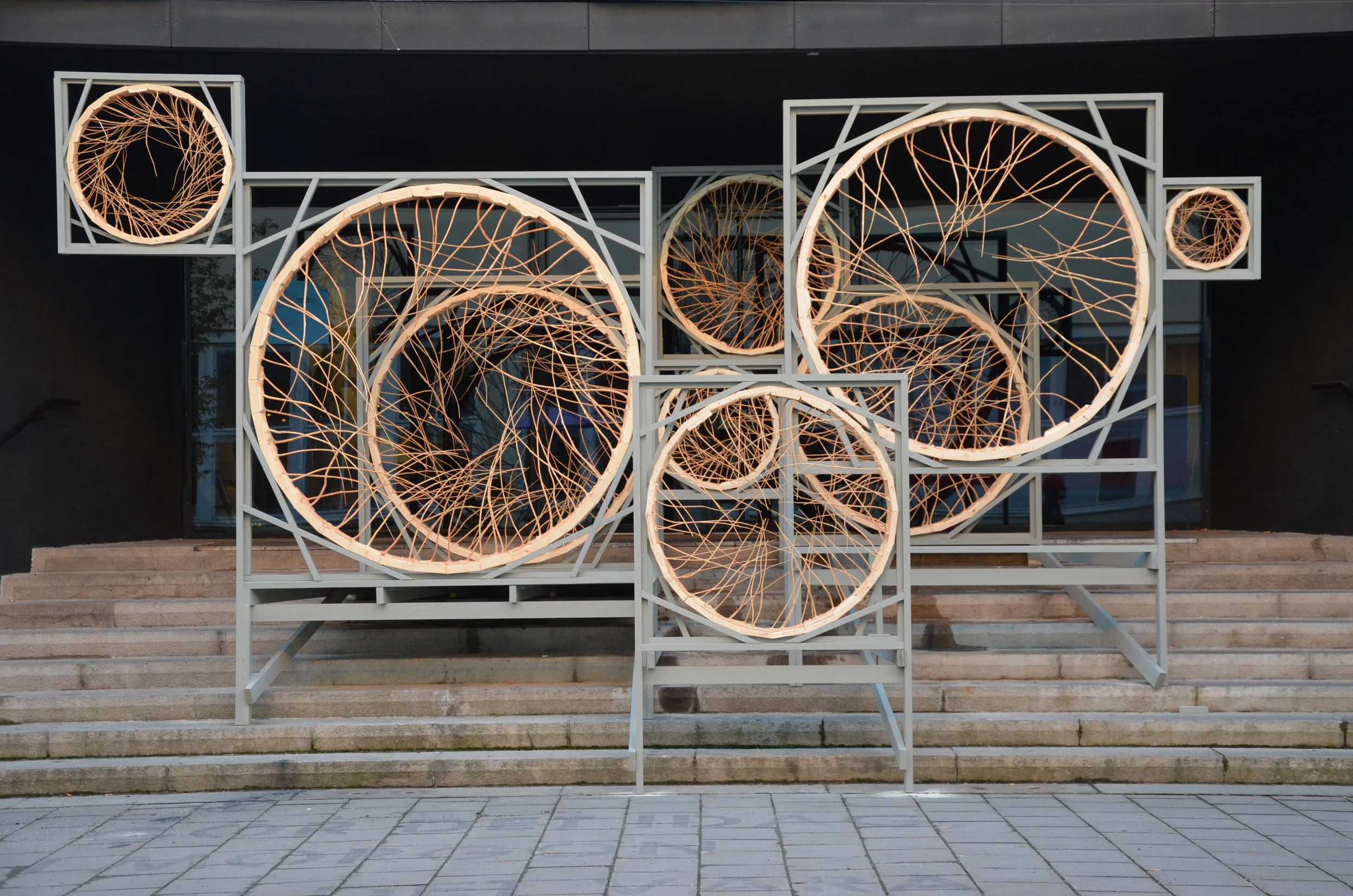  Installation av väderringar på Konstfacks vårutställning 2015 (Fuktigt väder) 