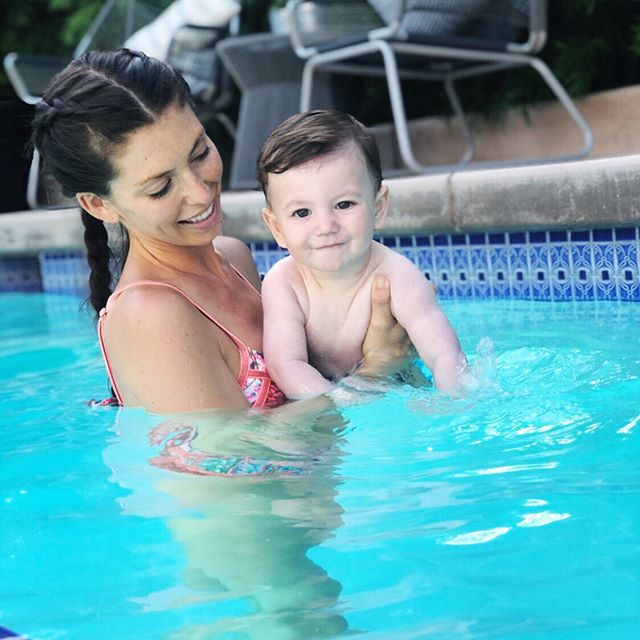 🏊&zwj;♂️ Excited to share that Ford &amp; I are partnering with @goldfishswimschool to start lessons once we get home from our trip! In the meantime though, we&rsquo;re hittin&rsquo; the pool out west! #ad
🙋🏻&zwj;♀️ Who else has done baby swim cla