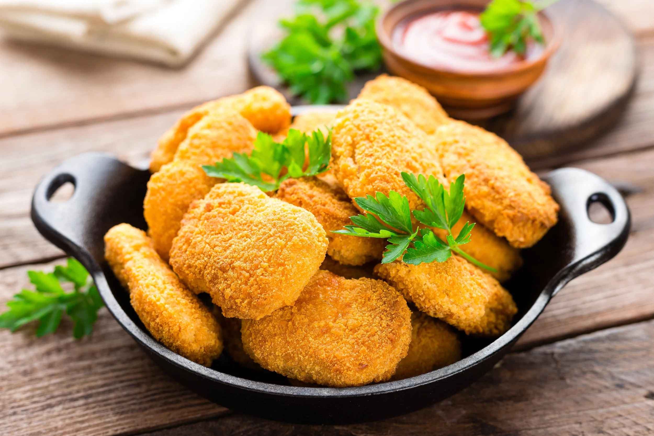 nuggets-chicken-nuggets-with-ketchup-on-wooden-PXRWC9H.jpg