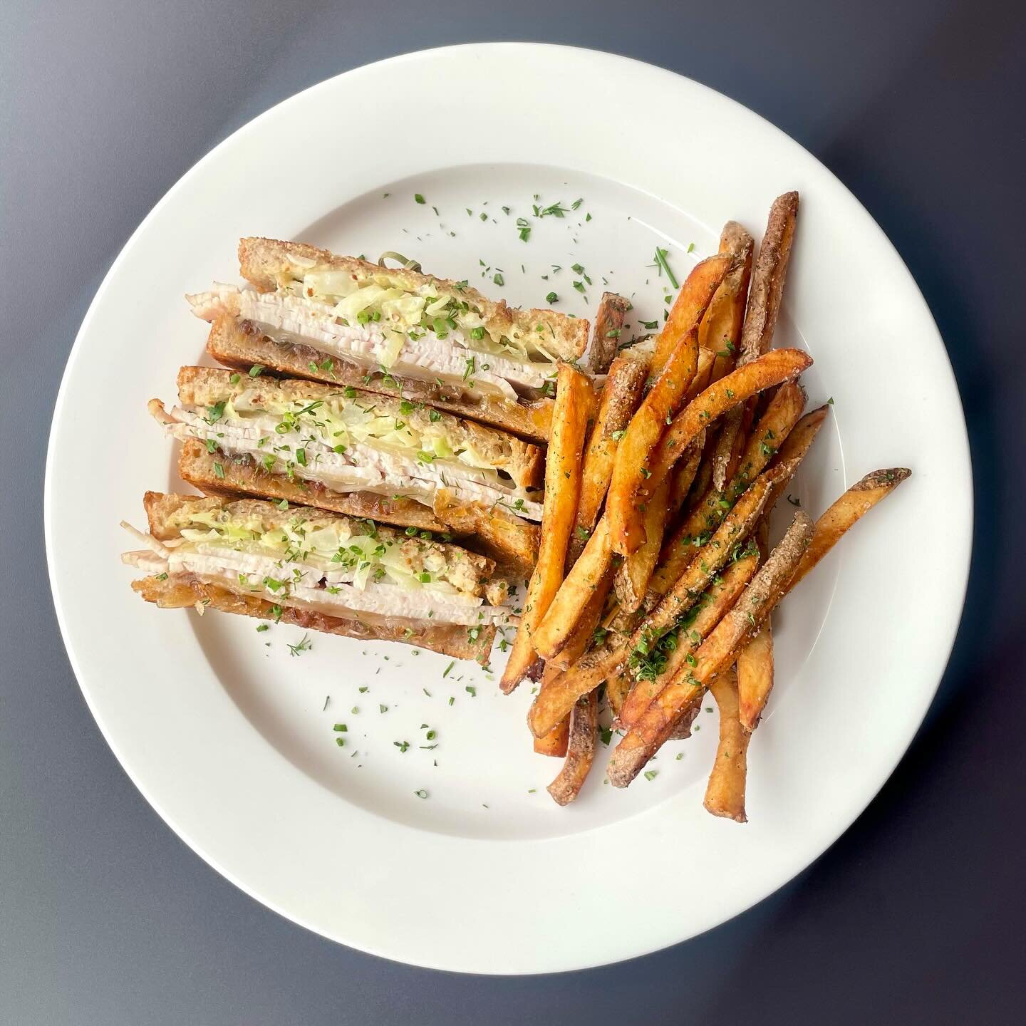 Butter-Roasted Turkey Melt ✨

on farm bread, apple-bacon jam, fontina val d&rsquo;aosta and gruy&egrave;re cheeses, 1900 sauerkraut, dijonnaise, side of fresh herbed french fries

Lunch menu only 

📸 @branpanobread #tra1900 #1900bldg