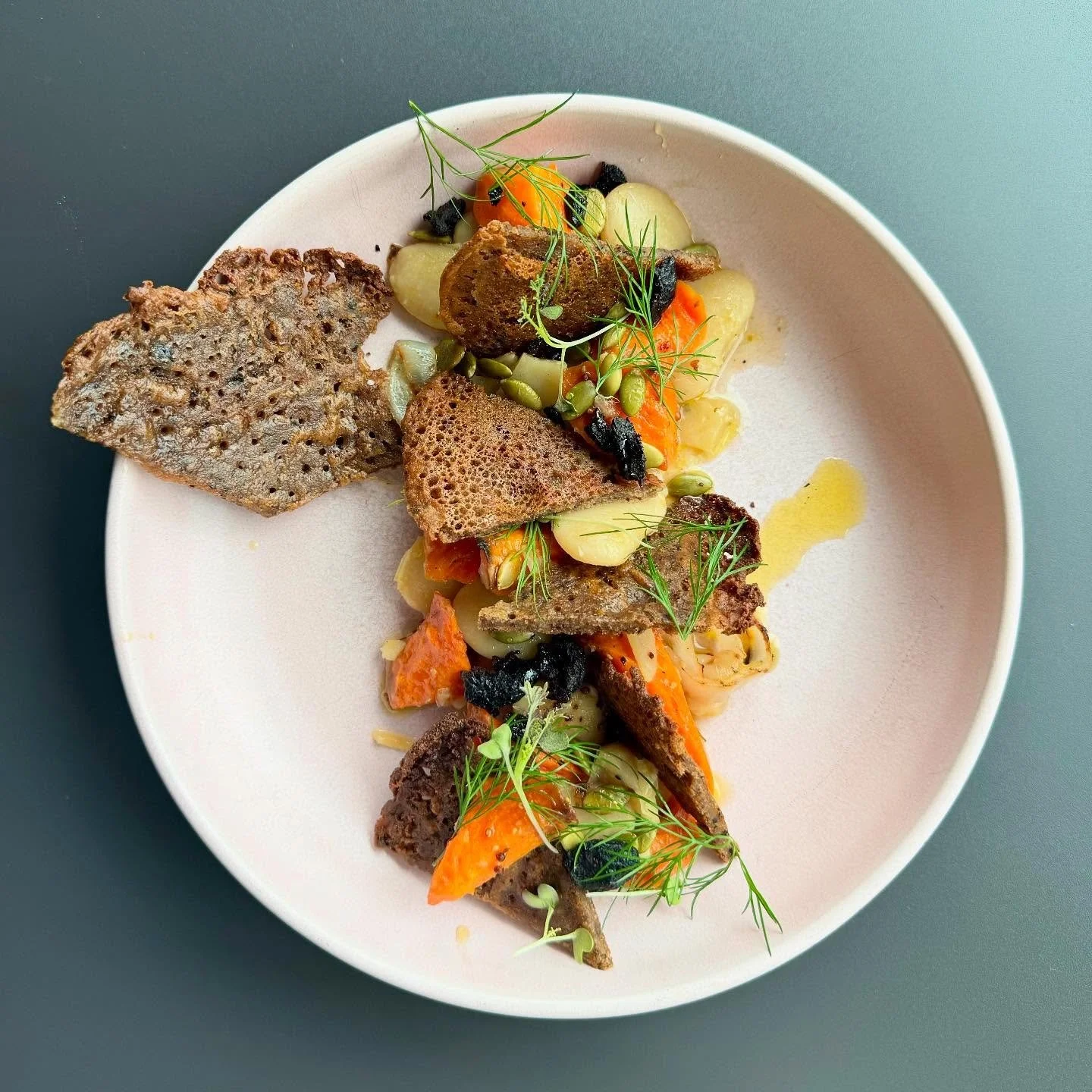 Crispy Black Olive Socca

Butter bean, roasted carrot, and dill salad, cured moroccan olives and pepitas, chestnut honey drizzle 

Lunch and dinner ✨

📸 @branpanobread #tra1900 #1900bldg