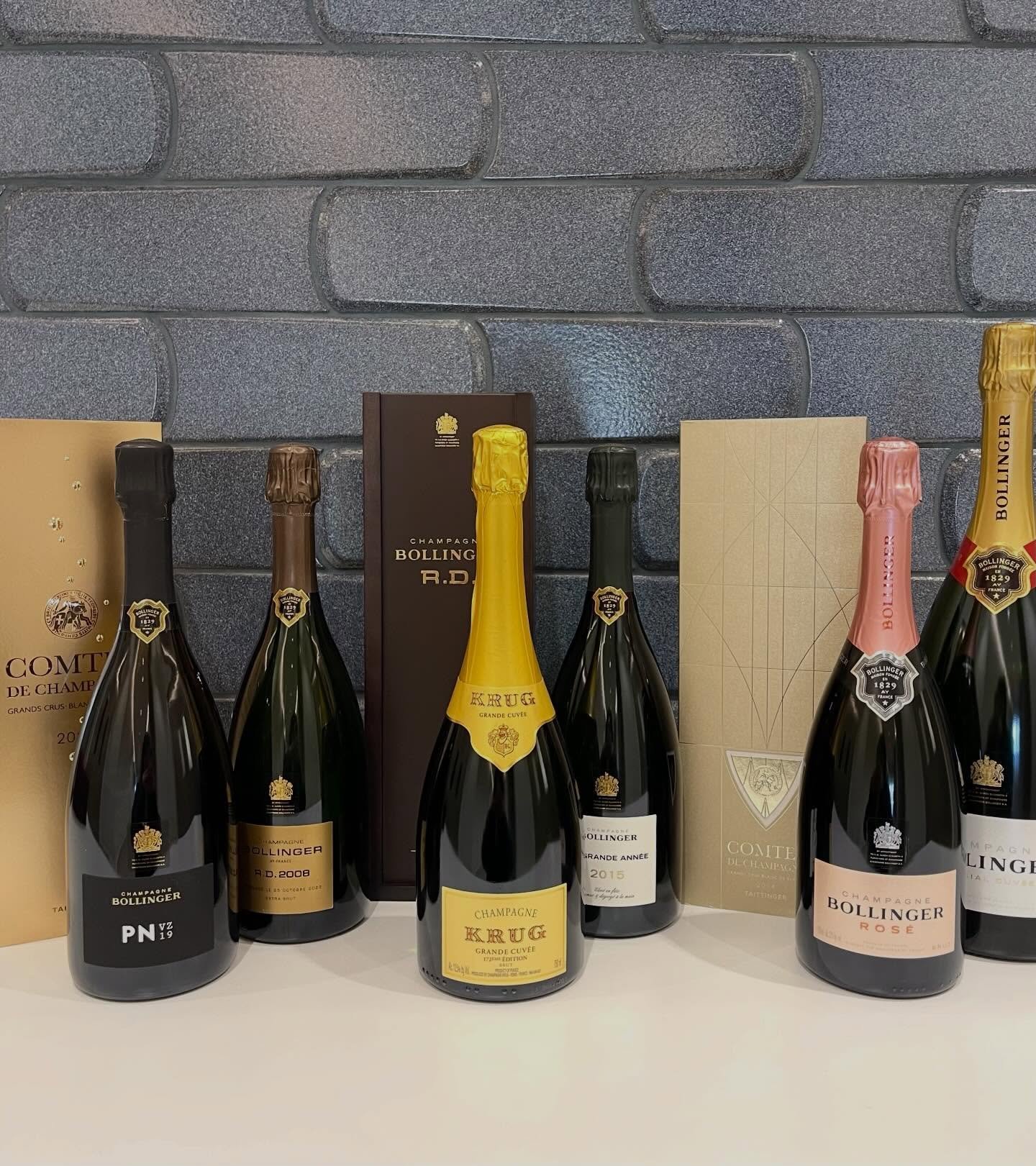 Holiday bubbles galore at 1900 🥂🍾🥂🍾