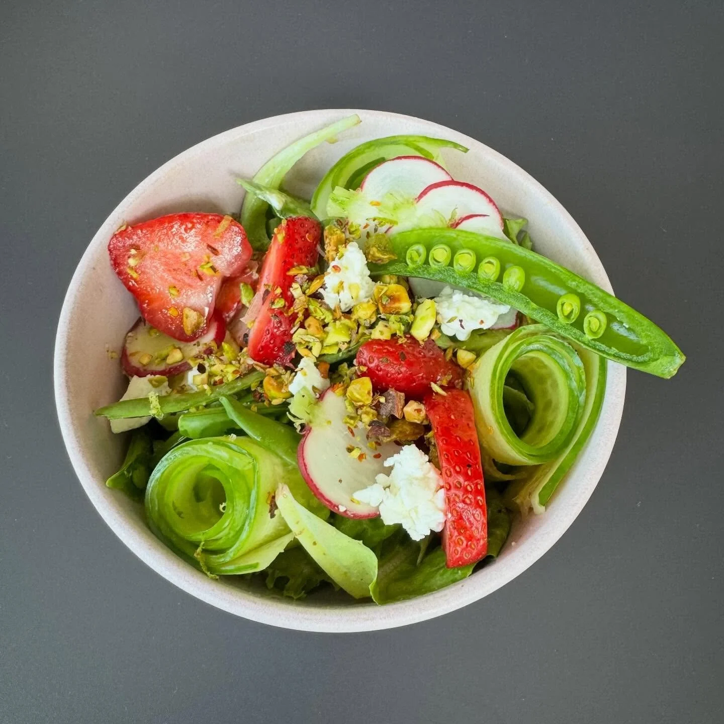 Beautiful new Strawberry, Cucumber, and Snap Pea spring salad on the dinner menu 🍓🌱

with radish, local farm greens, goat cheese,
pistachio, tarragon-cr&egrave;me fra&icirc;che dressing

📸 @branpanobread #tra1900 #1900bldg #springtime