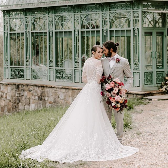 I am missing this solarium but had so much fun photographing @missionsanjuancapestrano ⁣⠀again yesterday ⁣⠀
⁣⠀
HOST: @styledshootsacrossamerica⁣⠀
PLANNING &amp; DESIGN: @heatherbengeevents⁣⠀
VENUE: @2400ontheriver⁣⠀
GOWNS: @enaurabridal⁣⠀
FLORALS: @i