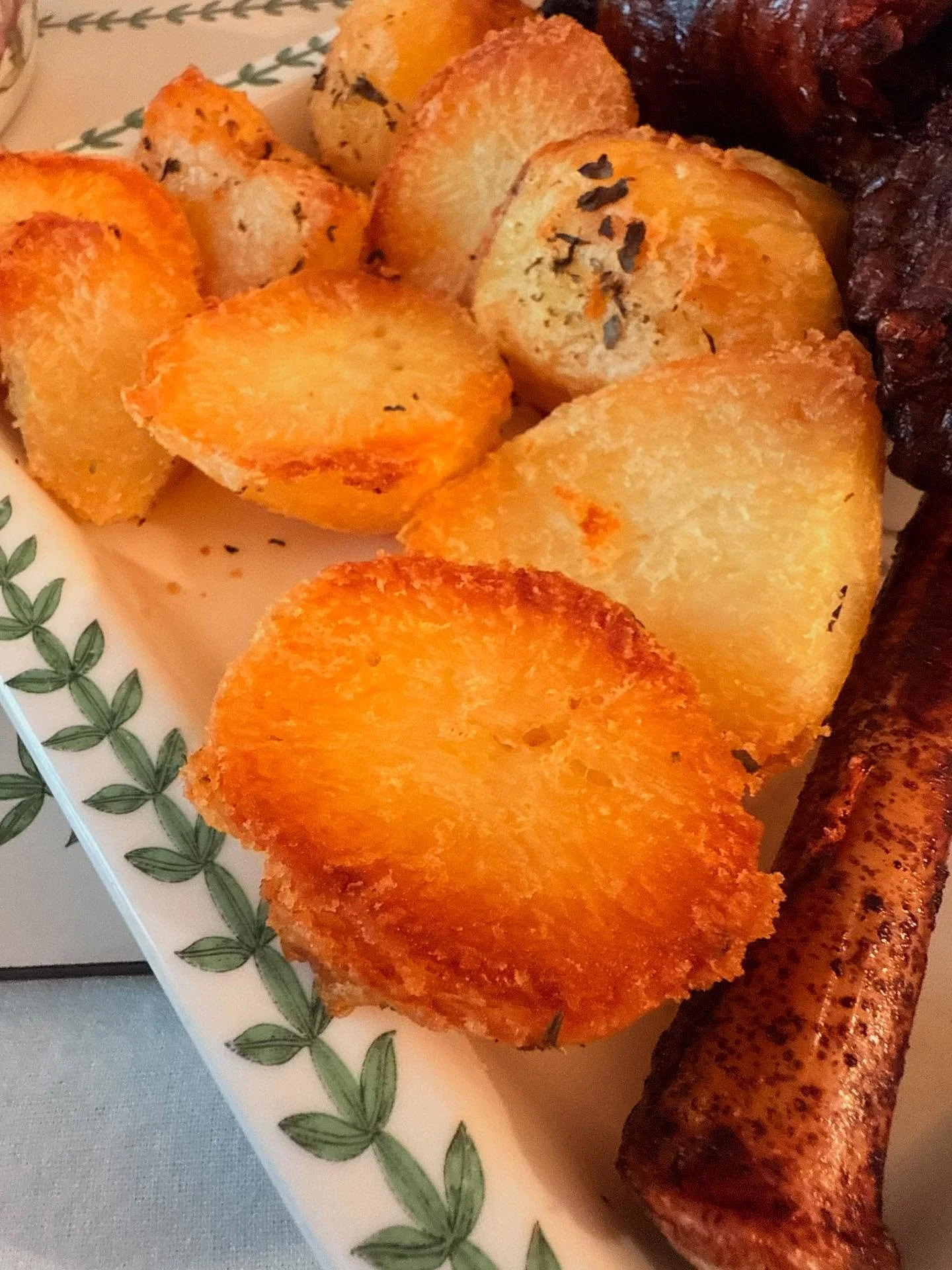 Potato porn on Sunday roast - unbeatable! Still don&rsquo;t know how my MIL manages to make these so dang crispy.