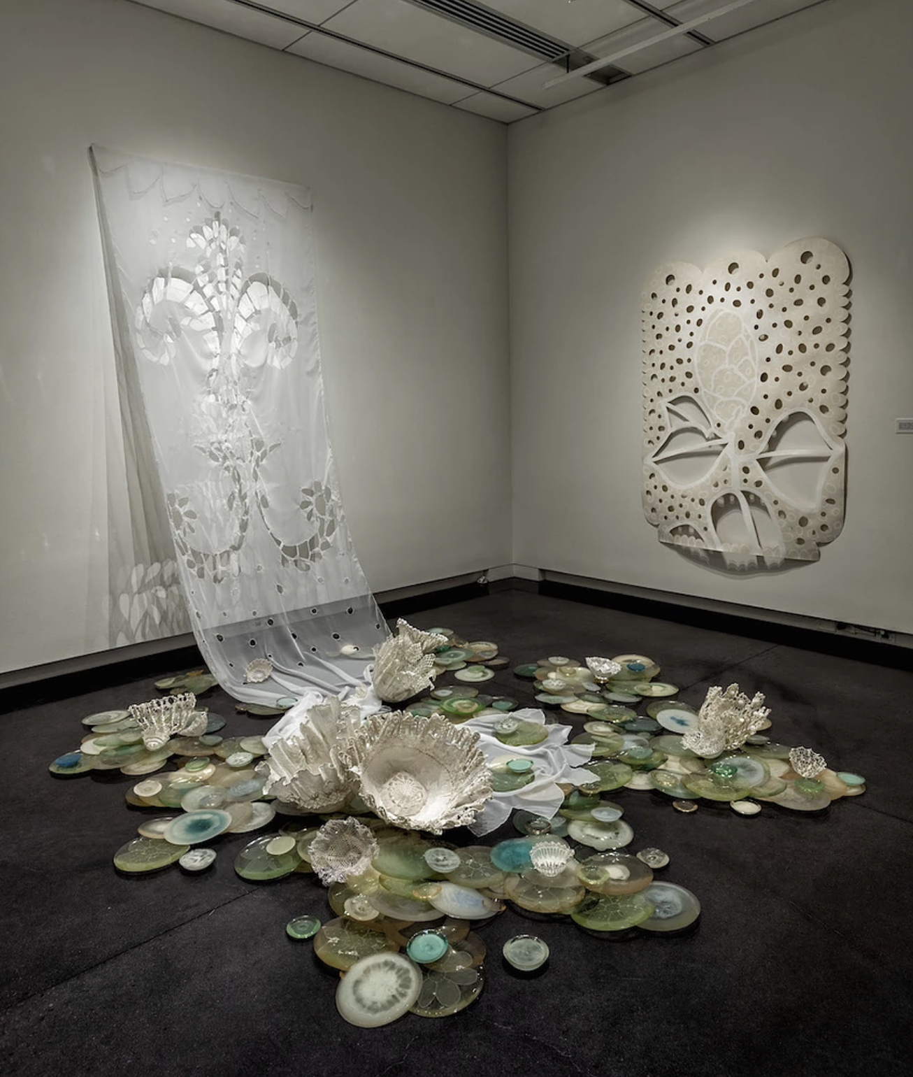 “Reina”, “Un Río de Cantos Blancos” Installation