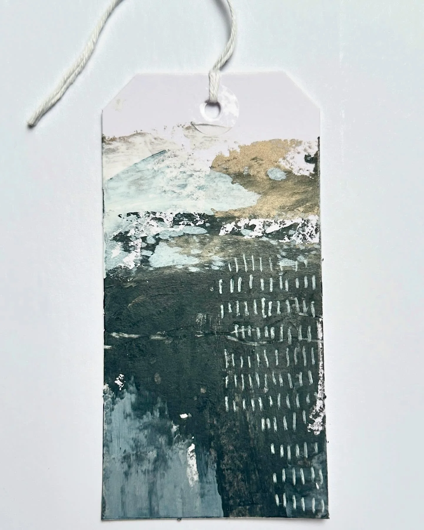 The predominant color in this ex slate mining town in central Wales? Why Slate of course!
Hence the palette I&rsquo;m loving here. Simple, neutral limited palette 😊