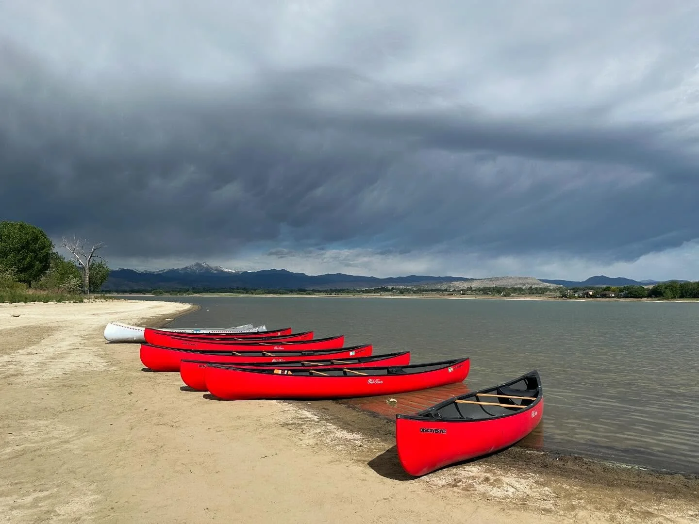 Morning walk around my &ldquo;backyard&rdquo;, canoes ready for paddlers. Weather front passing over, migrating birds stopover the lake on their way to other parts. Blessed day ❤️🙏