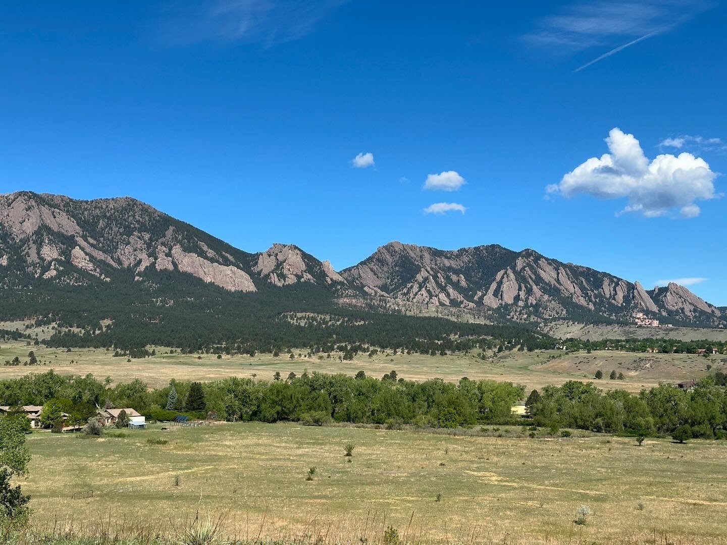 Good morning Boulder! Last day of my weekend workshop with this view to inspire us! A wonderful group of brave creatives. ❤️