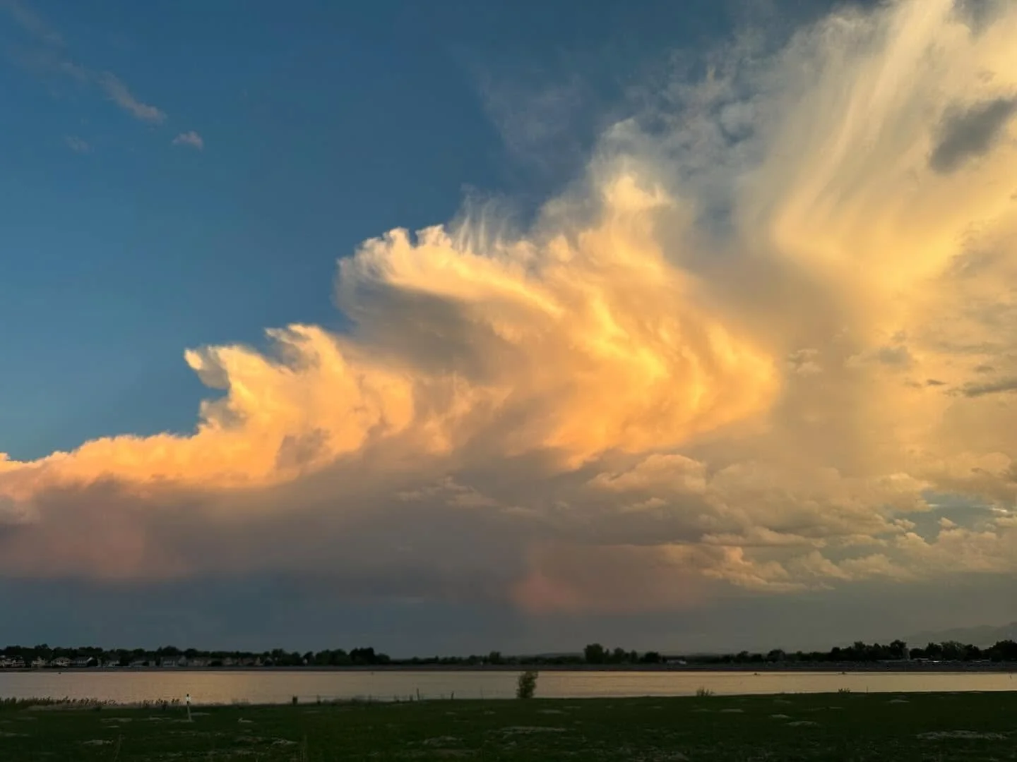 Glorious light show last evening by the lake. Awe inspiring and constantly shifting and morphing. Sometimes the beauty overwhelms me in the best way ❤️