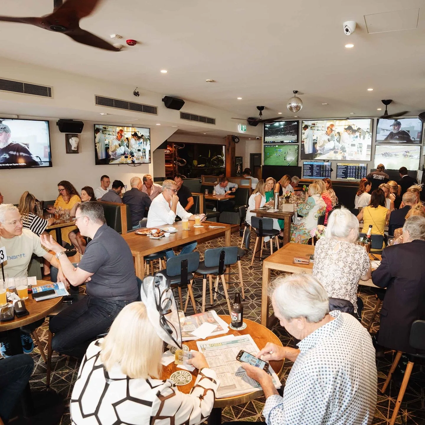 Happy Cup Day! If you&rsquo;re still looking for where to catch all of today&rsquo;s racing action, we have LIMITED space for walk-ins in our Sports Bar 🏇⁠
⁠
There is no better place to watch all of today&rsquo;s racing LIVE &amp; LOUD than Double B