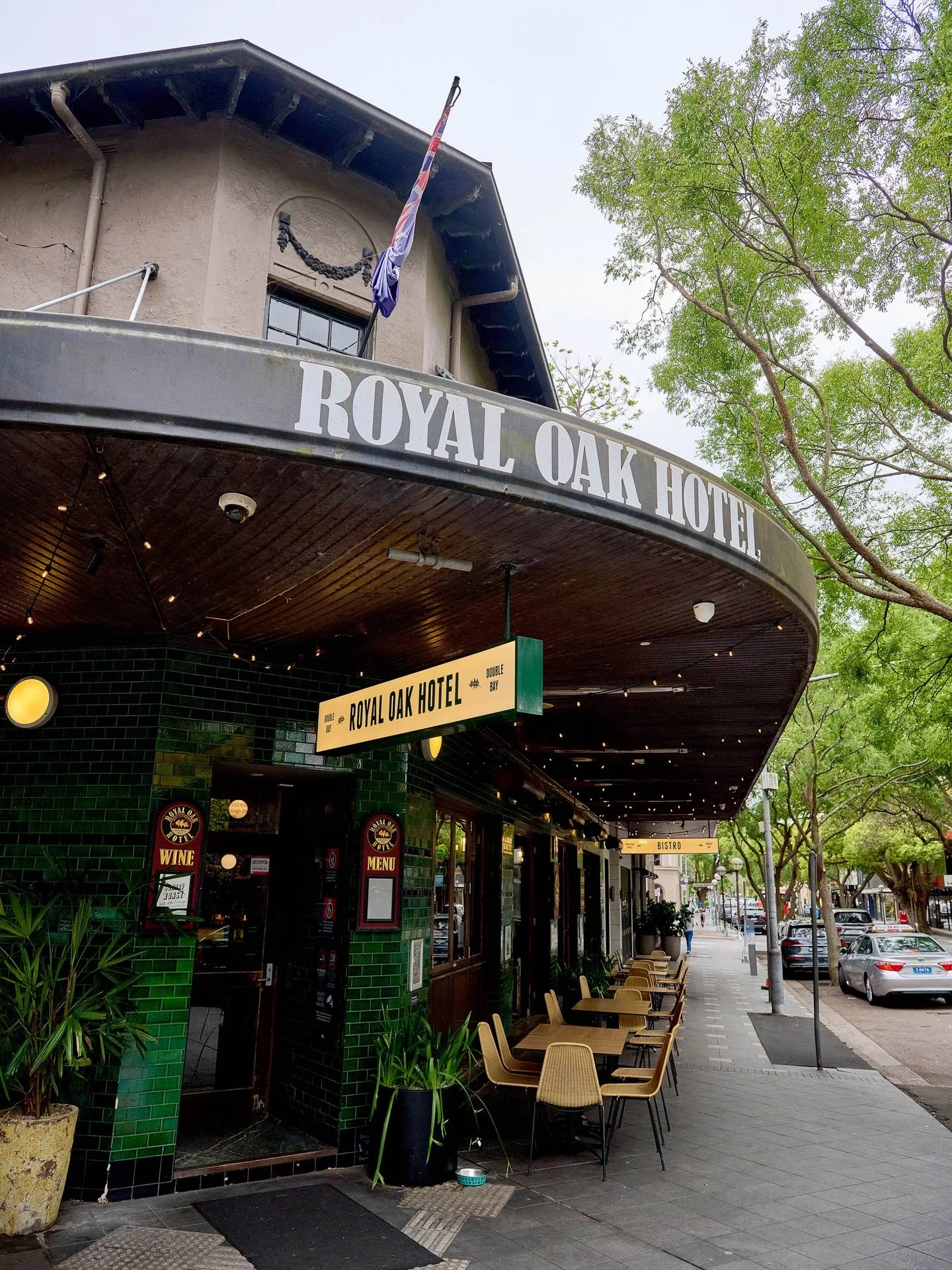 Happy New Year to our favourite l-oak-als 🍻 We&rsquo;re open from 12PM to keep the celebrations going 🎉

#RoyalOakDB