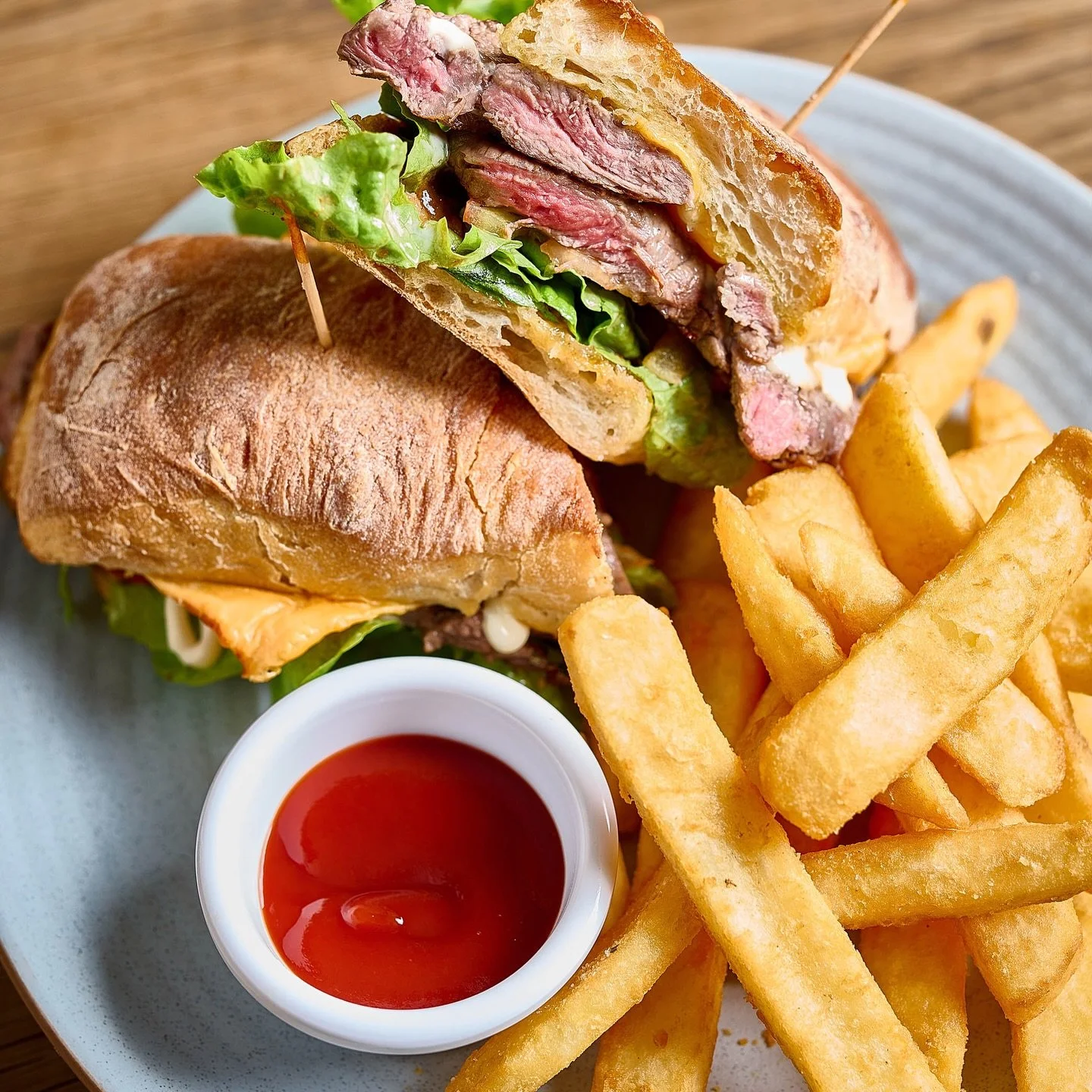 Footy is BACK &amp; we couldn&rsquo;t think of anything better than settling in, enjoying a steak sandwich &amp; cold beer 🍻 

Don&rsquo;t miss a kick, jump, bounce, whistle or tussle this weekend. Here&rsquo;s the schedule of play 👇🏽 
🦢 Swans V 