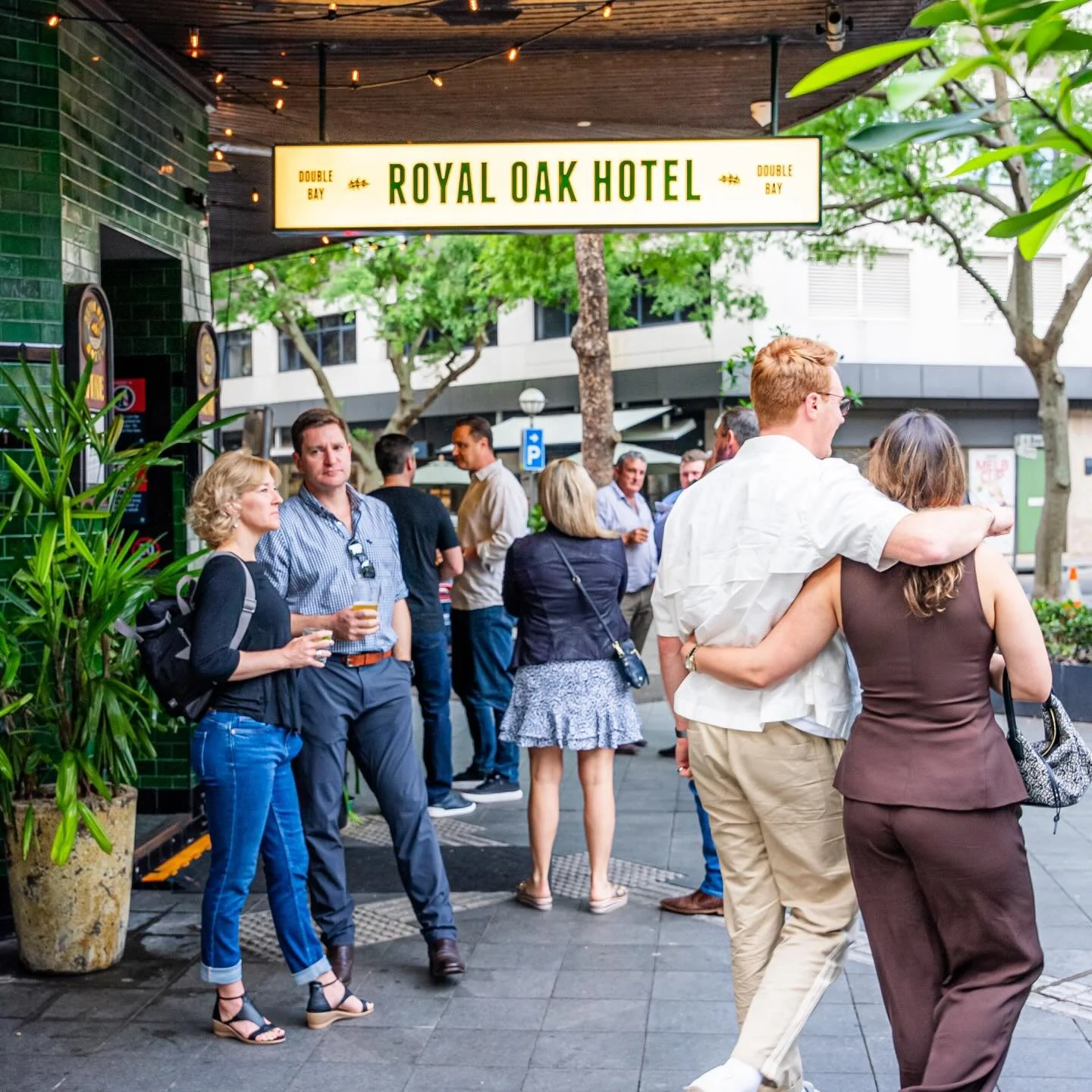 Hop into the Easter Long Weekend down at The Oak with seafood specials &amp; LIVE Entertainment ALL WEEKEND LONG! 🐰 

GOOD FRIDAY -
🦐 Enjoy Seafood Specials, Easter Raffle &amp; Joker Poker

SATURDAY -
🎧 DJ&rsquo;s Upstairs at Phil&rsquo;s Rooftop