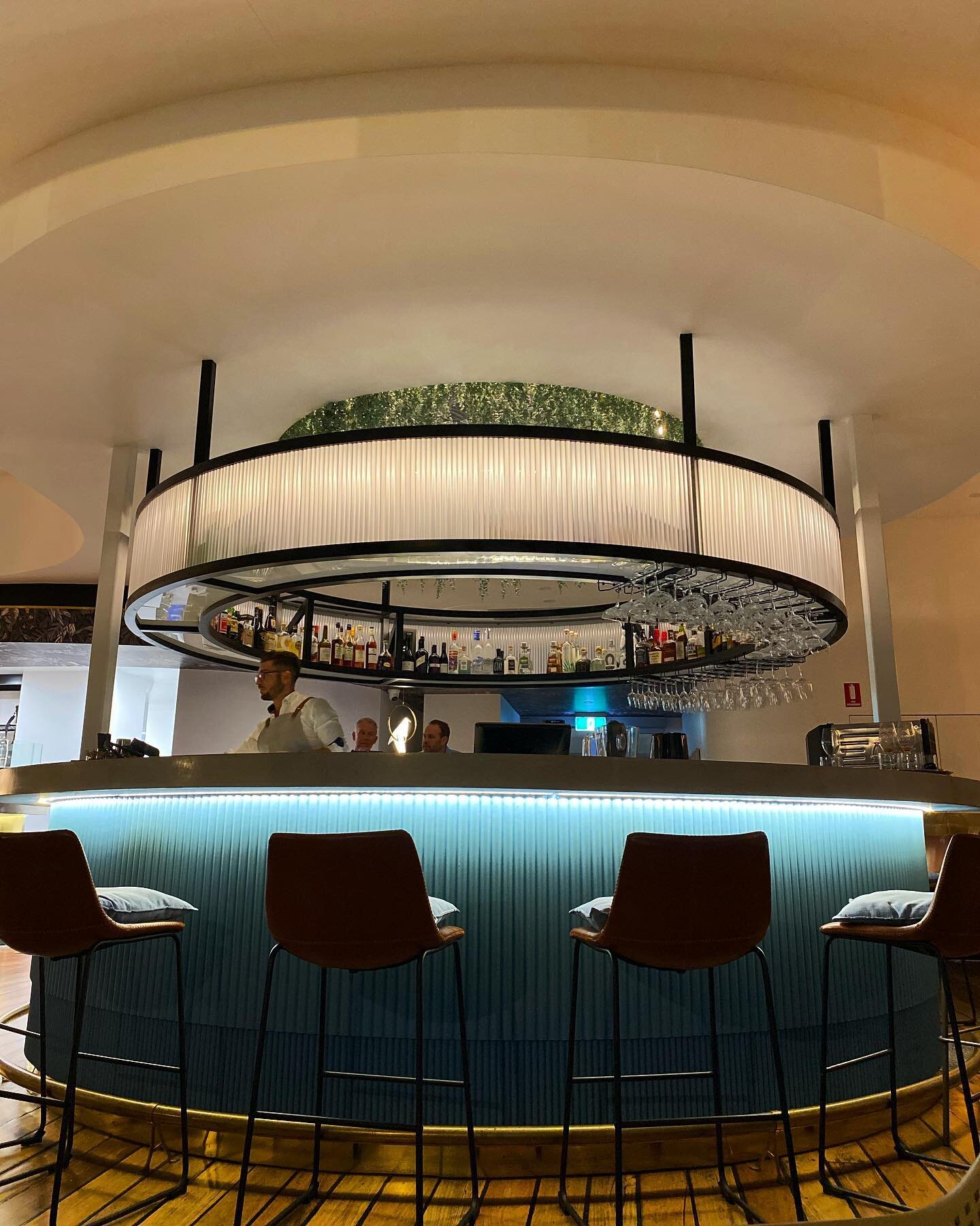 The stunning circular bar at @luciosmarina.  Have you been yet? We recommend getting there early for a sneaky cocktail before dinner. 

BUILD &bull; @build4u_sunshine_coast 
ELECTRICAL &bull; @bwelectricalanddata
