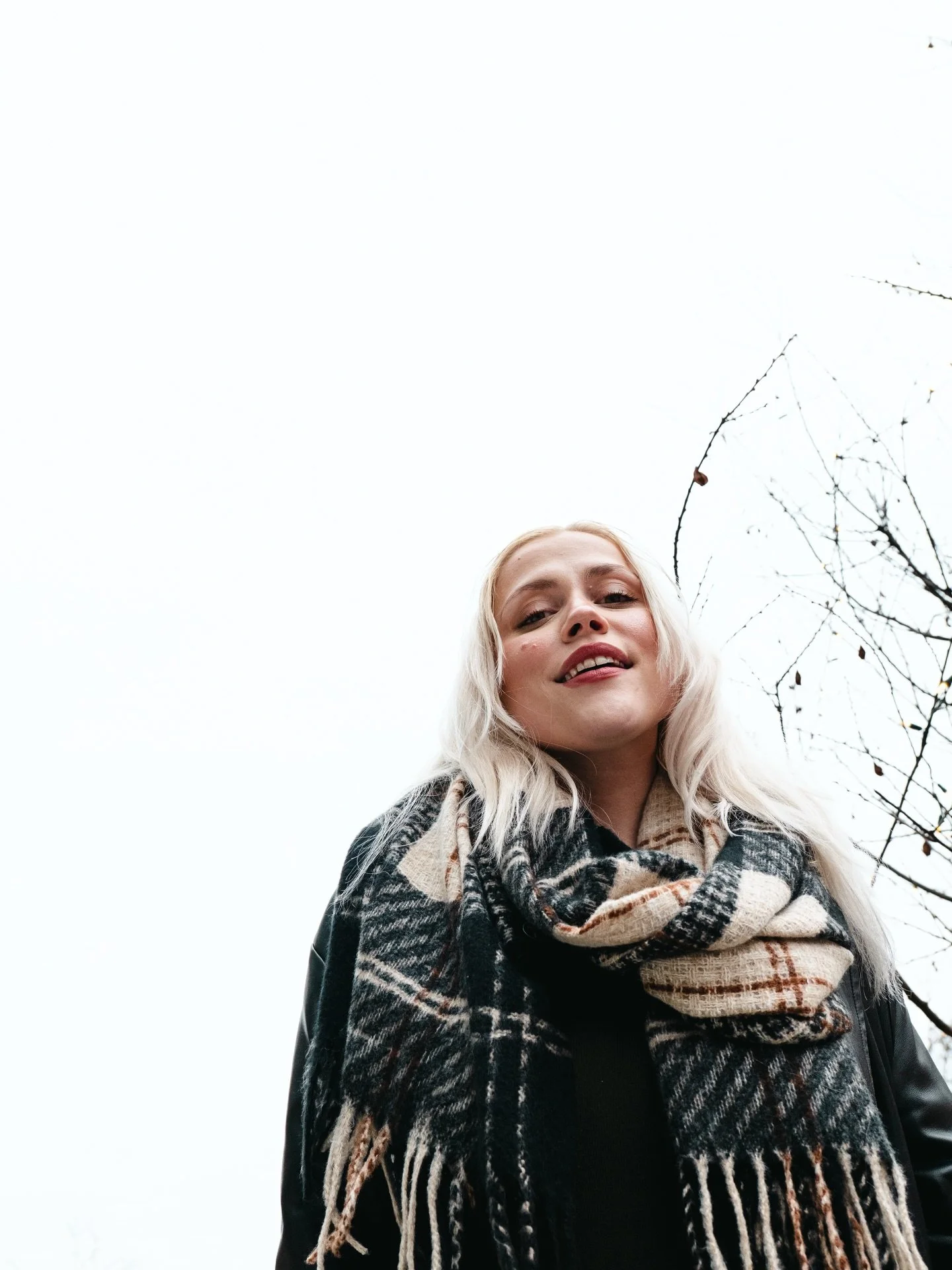 merry christmas, happy holidays 🎄✨ it&rsquo;s been such an insane year and I&rsquo;m so lucky to have so many wonderful people in my life. thank you for supporting my music 🤍 hope you&rsquo;re all having a wonderful holiday season xx
📸 @yourfriend