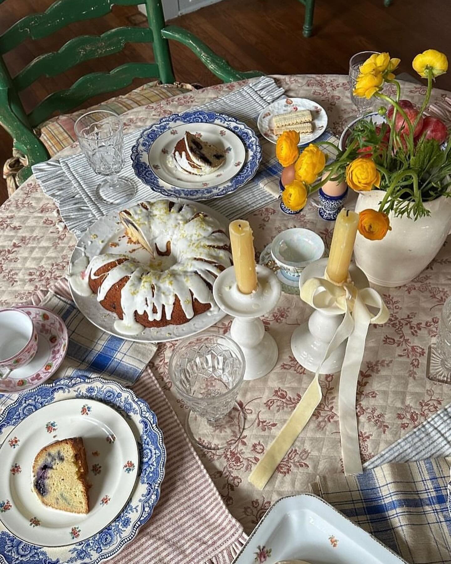 Look at this beautiful spring table setting by @itsmargoroth with the blue checkered linen napkins she purchased from the shop!  The colors of everything put together are so beautiful!  Looks like an English tea party. 🥰