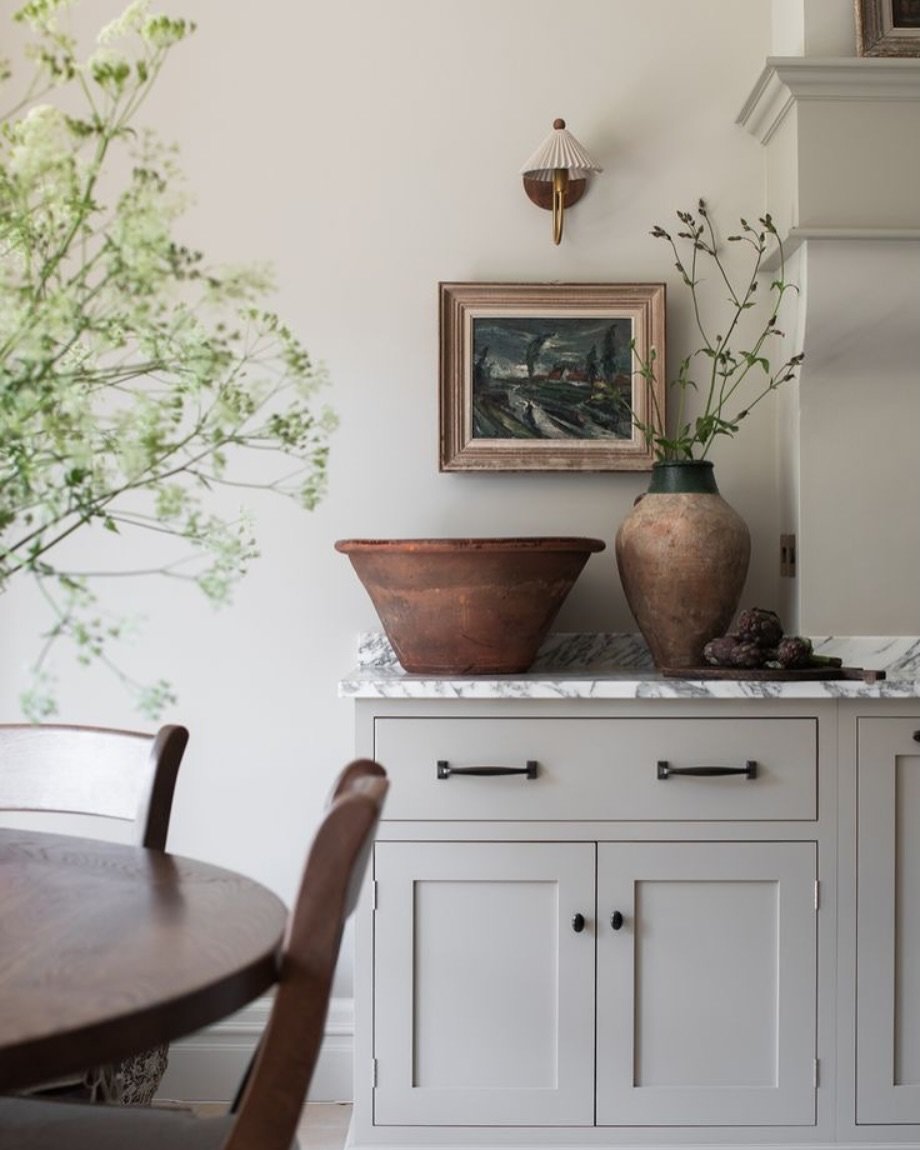 I love the way @caisley_interiors styled their antique English pancheon bowl! This kitchen is beautiful! 😍 You can find more English pancheon &amp; French tian bowls in the shop! 💙