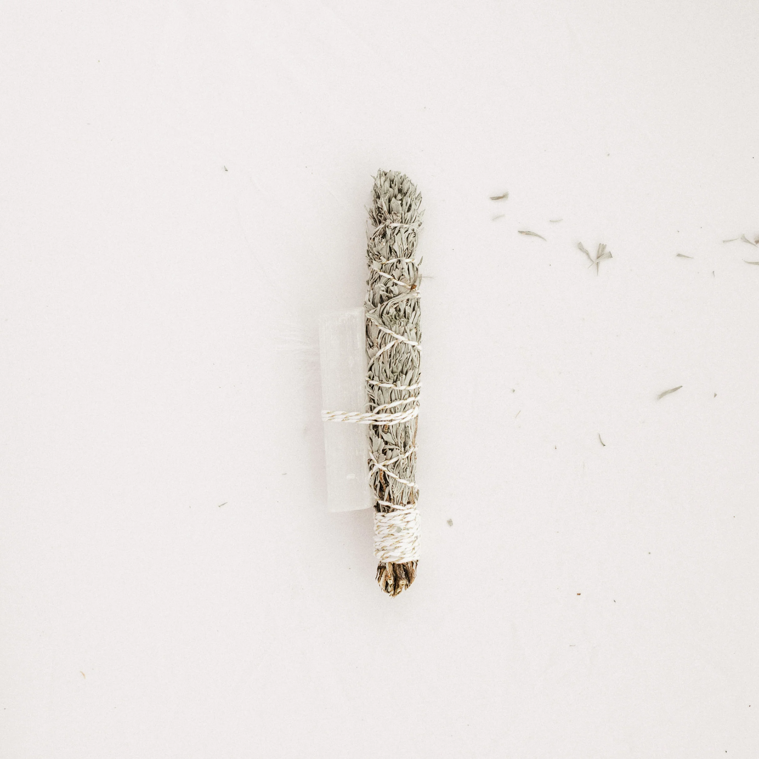 conlocommon-ritual-sage-whiteselenite-bundle-side.jpg