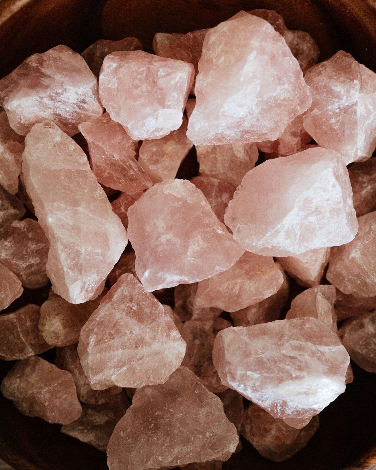 Working with all things Rose Quartz right now and obsessed with these gorgeous chunks going on our bundles. Here's why we LOVE Rose Quartz. . . 

𝗥𝗢𝗦𝗘 𝗤𝗨𝗔𝗥𝗧𝗭
UNCONDITIONAL LOVE + CALMING + KINDNESS + COMPASSION + SOOTHING + HEART CHAKRA +
T