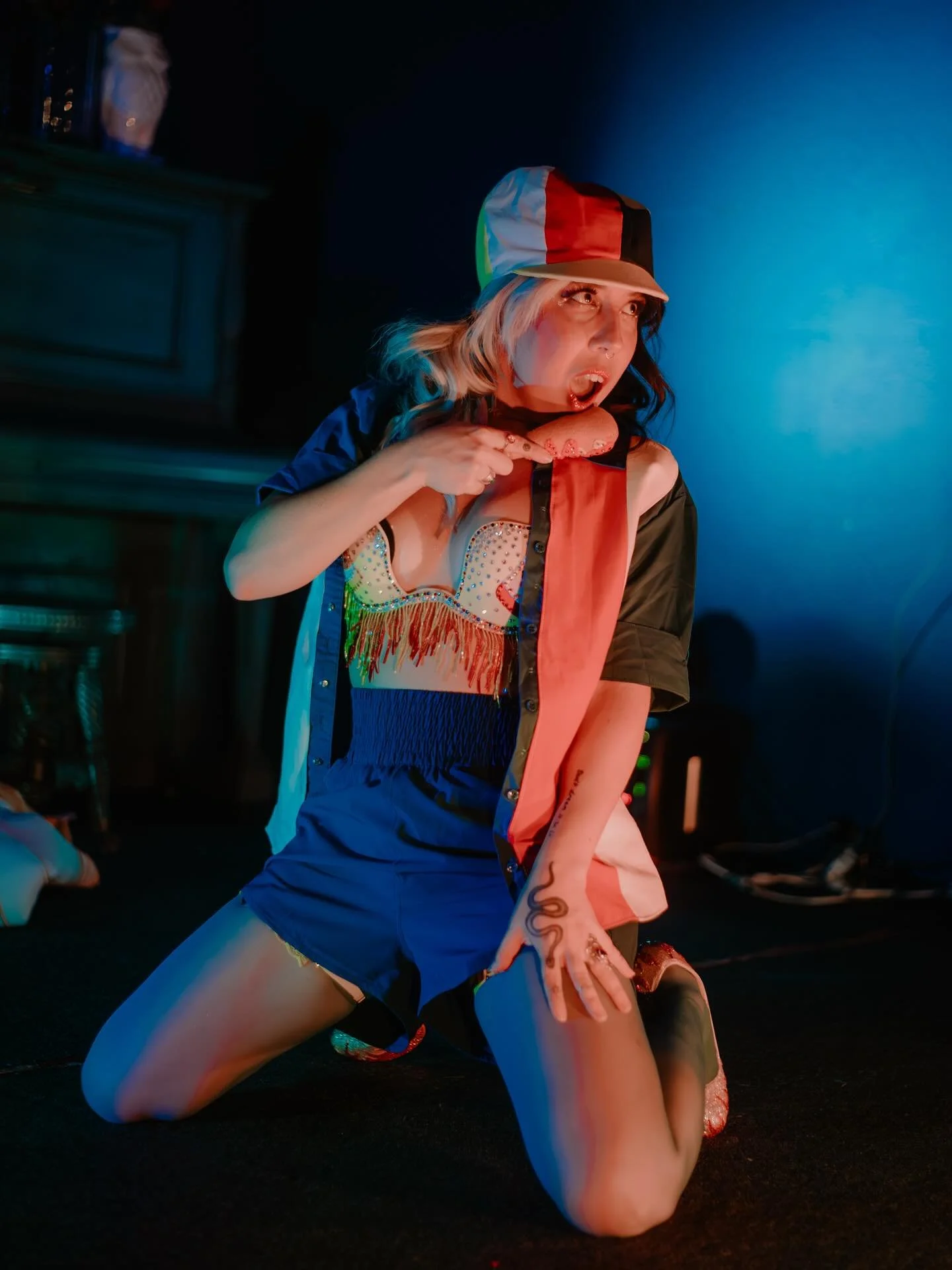 🌭🔥💨Come out this Saturday night 8/23 for a steeeeeeamy show! @mohsmokeshow - Steam Room at @loveandexilebar is gonna be lit af, so get your tix in my bio now! Use code SMOKE for $5 off! See yall in the steam room 💋💨
*
📸 @eyesofjem
