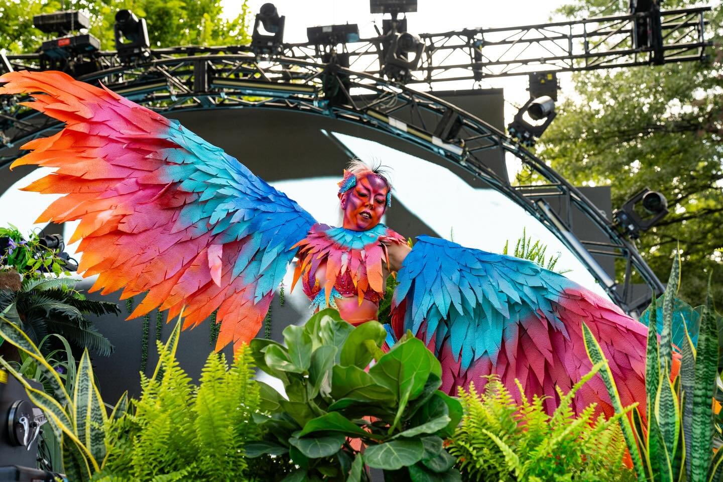 🌺🦜🌞About to spread my wings and fly off to Costa Rica for @envisionfestival with @pyro.glyphics !!!🌞🦜🌺
🌅I am so honoured and delighted to be down there with the Pyroglyphics team presenting NATURA, an all original cabaret show! We will guide y