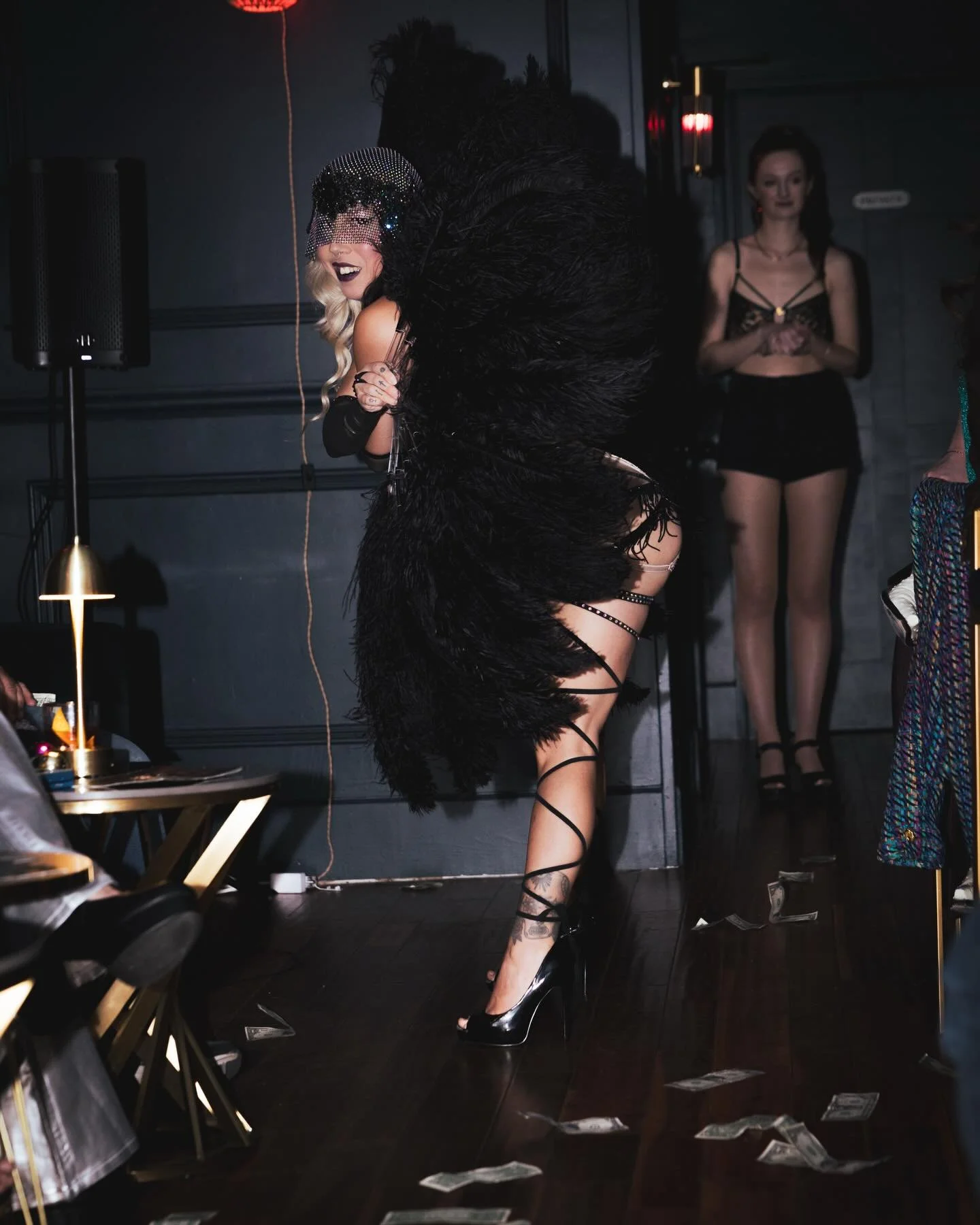 🪶🖤🪶Oh, hi&hellip;🪶🖤🪶
*
📸 @fratgirlchas never disappoints&hellip; taken at @mohsmokeshow presents Amsterdamian Nights&hellip; def a new fave pic!
Fans from @fancyfeathercom