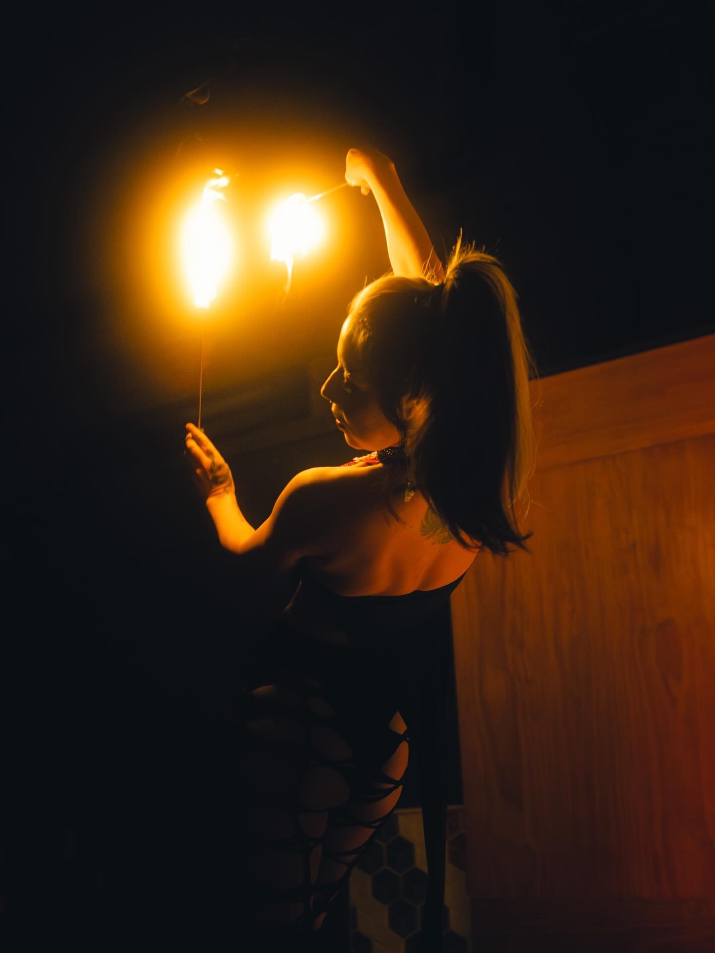 ☁︎︎☽🔥Excited to be back at @oldglorynashville this Saturday 5/9 for House Of WOW with @suspendedgravitycircus x @pyro.glyphics !! Shows from 9-11pm, FREE!!!🔥☾☁︎︎
*
✨Obsessed with these shots from last month by @tori_mills_photo 
✨Leggings from @cro