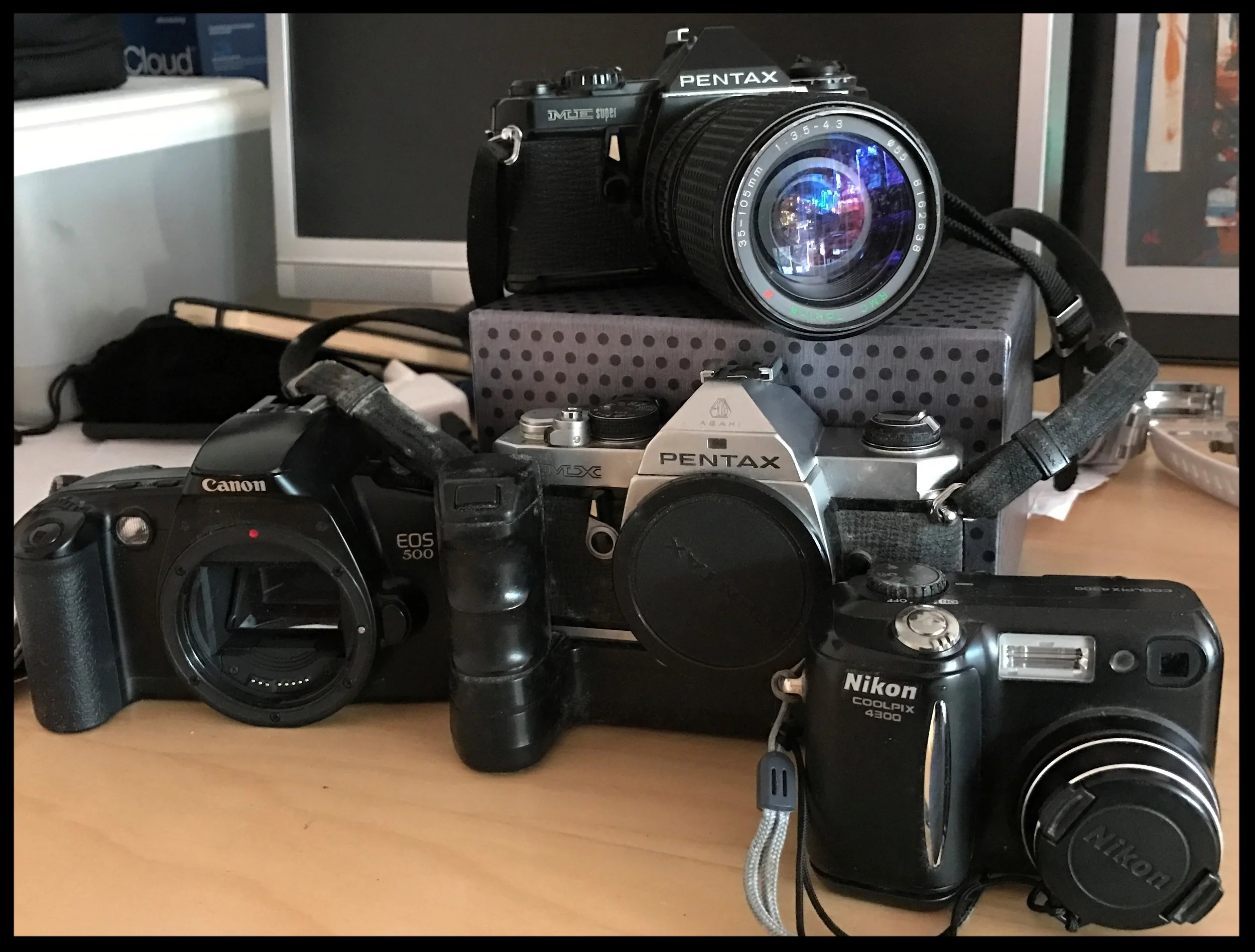  Je n'ai pas retrouvé le Voigtlander de mes parents avec lequel j'ai débuté.  J'ai gardé mes deux boitiers Pentax des années 70/80 et mon premier Nikon numérique. 