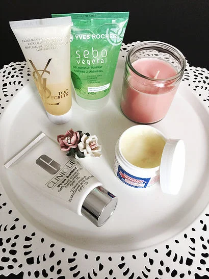 Before applying the cream, I’m cleaning my face with a purifying cleansing gel by Yves Rocher (for oily skin).